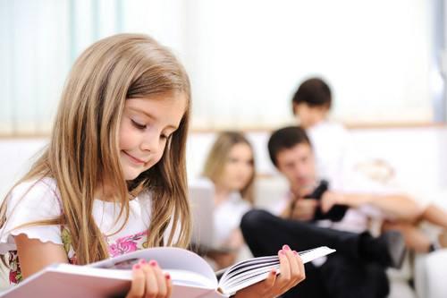 如何让孩子爱上阅读？建议抓住孩子的“吃语言”能力加以培养