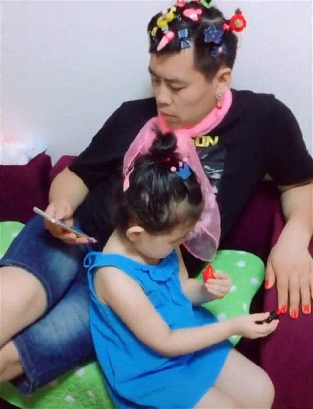 自从有了女儿，爸爸的画风就变成了这样，妈妈一看眼线都要笑飞了