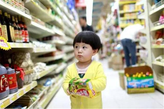 孩子超市打碎“昂贵”红酒，妈妈的做法，值得所有父母学习