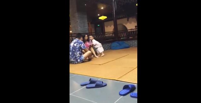 认错妈妈的小男孩尴尬跑开，下一秒的画风亲妈都笑了，太可爱了