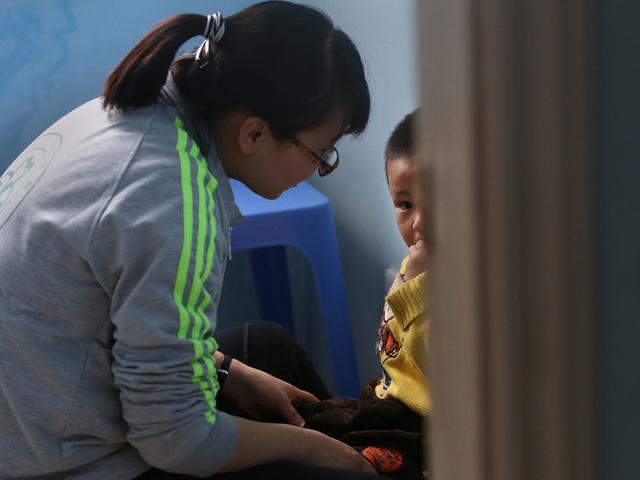 孩子上幼儿园不到半月，老师：你家娃可能自闭症，宝妈很无奈