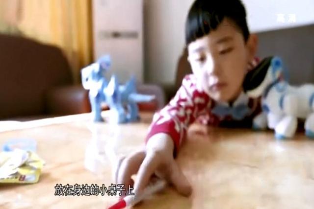 3岁娃误拿502胶模仿大人滴眼药水，妈妈的明智做法，连医生都称赞