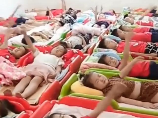 “睡着的小朋友举手”幼儿园老师刚说完，就被孩子们的举动萌到了
