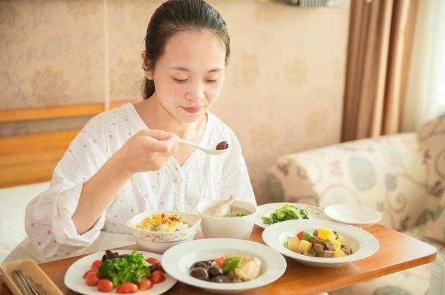 生完孩子后,在医院的3-7天,护理产妇时,要做到这4点