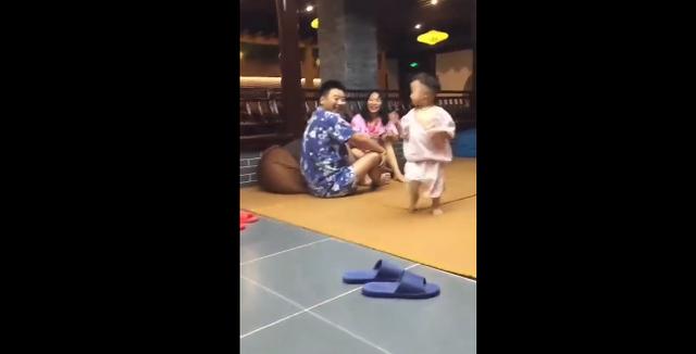 认错妈妈的小男孩尴尬跑开，下一秒的画风亲妈都笑了，太可爱了