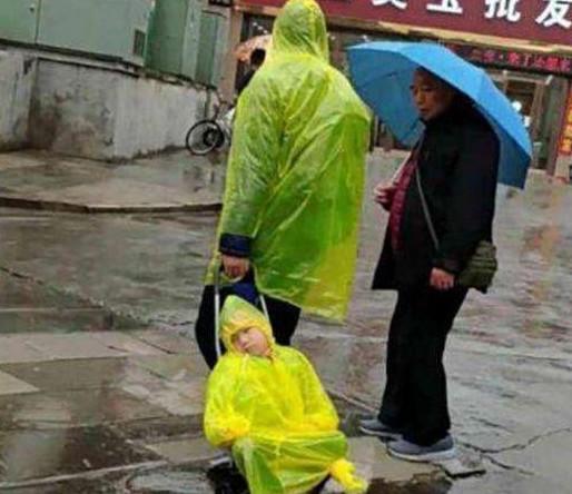 只因怕儿子鞋打湿，这位爸爸操作太犀利，孩子：你真是我亲爸