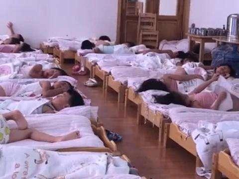 “睡着的小朋友举手”幼儿园老师刚说完，就被孩子们的举动萌到了