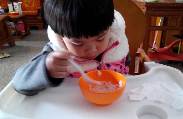 乱喂辅食危害大，儿科医生：这3种带娃做法要远离，还有宝妈不懂