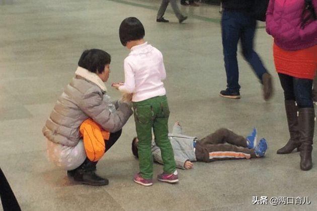 带娃逛超市，孩子躺地撒泼要玩具，妈妈们该如何处理？