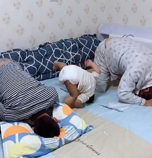 父子三人犯错后集体被罚跪，小宝的动作最有亮点，真是萌翻了