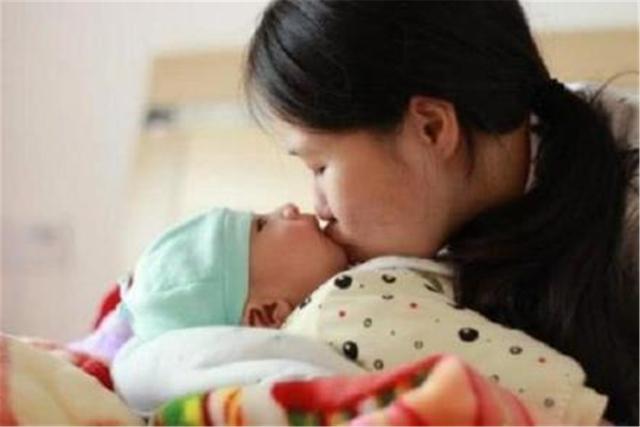 女孩被阿姨亲了一口，再也没有醒过来，家长别让这3类人亲孩子