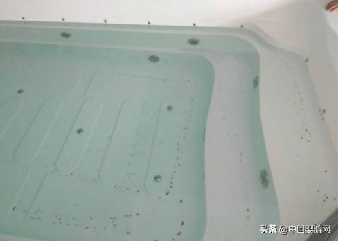 池水总是有异味？有杂质？泳池管道该清洗啦