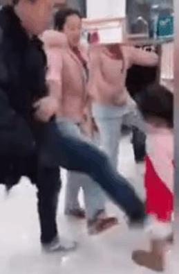 男孩因母亲不给买手机，就脚踢妈妈，惯子如杀子，教育孩子要趁早