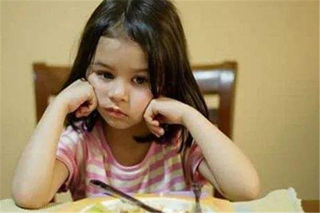 孩子感觉肚子饿却没食欲，舌苔还又黄又厚？医生：脾胃发育受阻