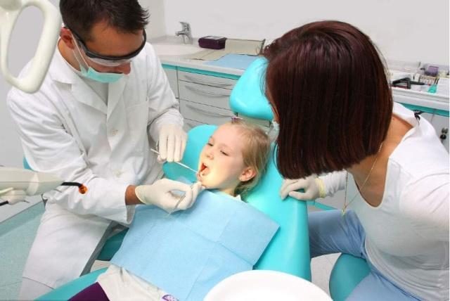 为治孩子一颗牙，跑五次医院花了上万元，这件小事经常被父母忽略
