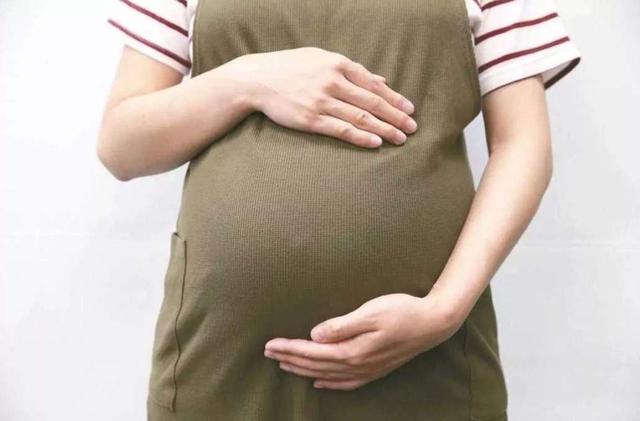 49岁高龄产妇产下龙凤胎，前后间隔10天，全家人喜不自胜
