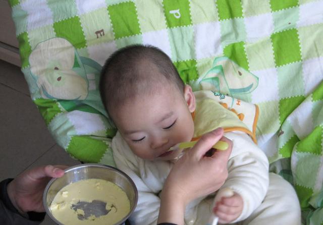 6个月的宝宝肠坏死，医生直言：2种辅食要少碰，奶粉顺序别颠倒