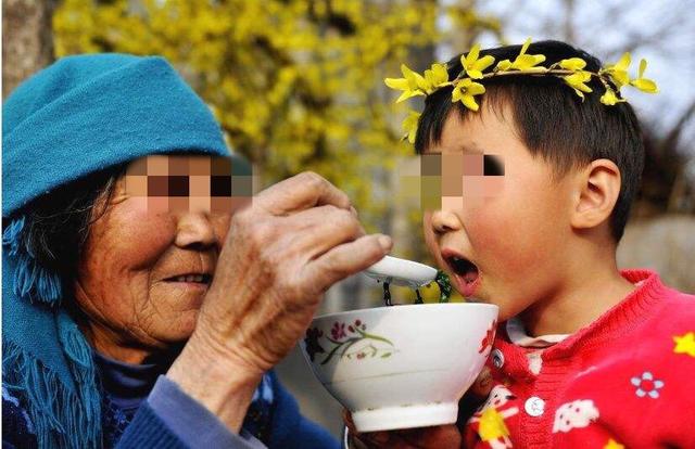 姥姥亲手带大的外孙，却更喜欢奶奶，孩子吐露原因，父母要反思