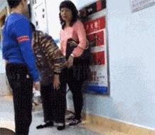 男孩因母亲不给买手机，就脚踢妈妈，惯子如杀子，教育孩子要趁早