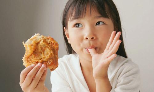 8个症状说明孩子积食了，宝妈需当心，1个汤巧妙化解积食