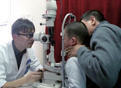 3岁娃错把502胶当眼药水滴眼睛，医生大赞：母亲救了孩子的眼睛