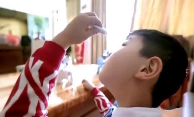 3岁娃错把502胶当眼药水滴眼睛，医生大赞：母亲救了孩子的眼睛