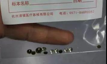 瞠目结舌！3岁小女孩把两只耳朵当口袋，在里面藏了十多颗“钻石”