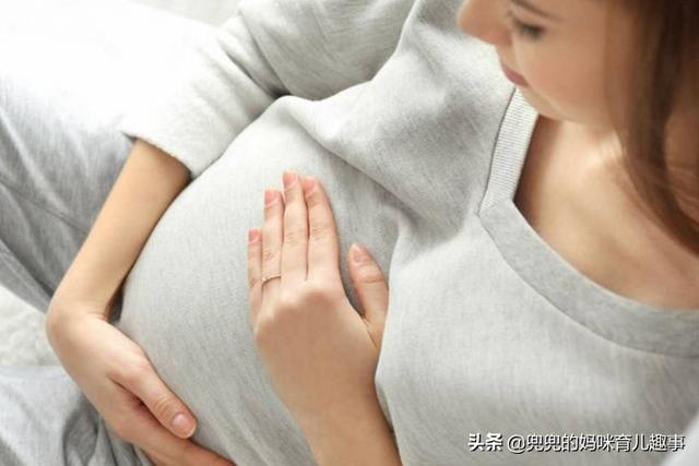 孕妇分娩时先见红是女孩，先破水就是男孩？医生：早就决定好了