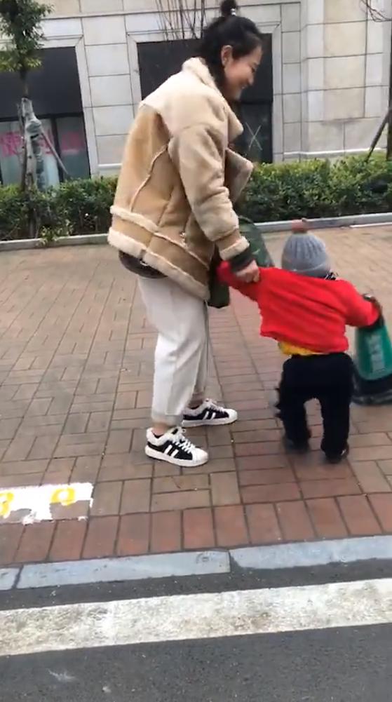 看到的东西都要带回家，小家伙抓着不撒手，妈妈真是无奈了