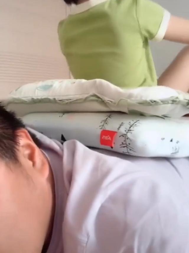 父爱如山，可以给孩子“爬”，看看这些爸爸都被欺负成什么样子了