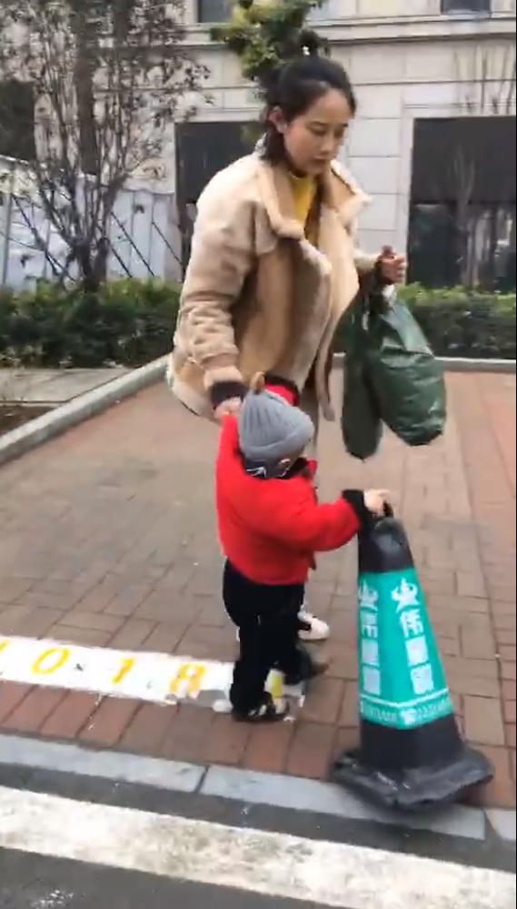 看到的东西都要带回家，小家伙抓着不撒手，妈妈真是无奈了