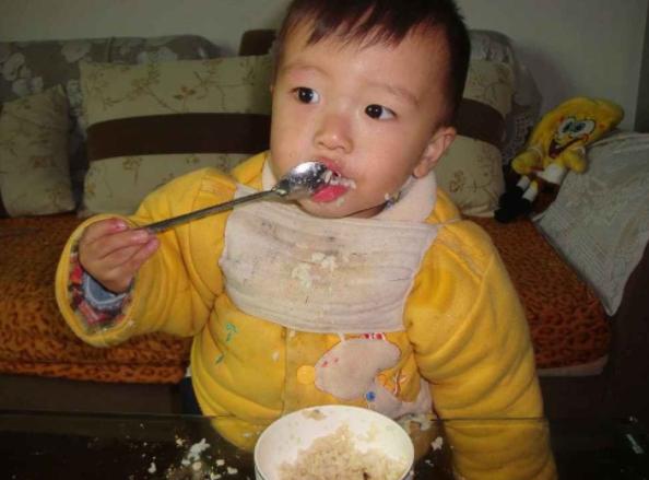医生告诫：娃不满2岁，这3种饭尽量别喂，对生长发育没好处