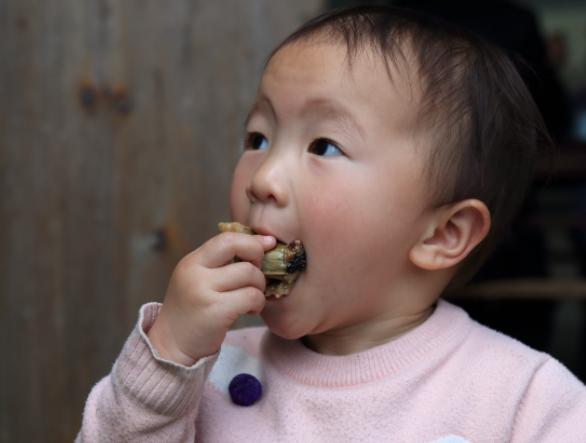 3岁女孩呕吐不止，发育差点受影响，儿科医生：这2种饭尽量被喂