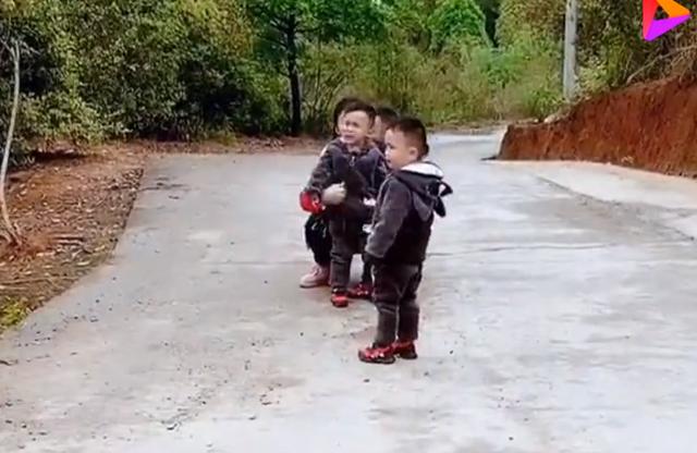 十字路口前，三胞胎爸妈故意分开走，孩子们的反应意料之中