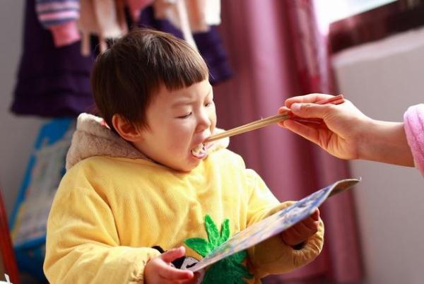 4岁女娃喊肚子痛，胃里的“大块石”恐影响发育，医生看了都心疼