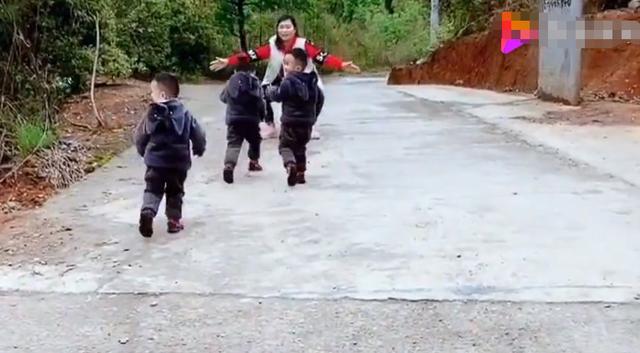 十字路口前，三胞胎爸妈故意分开走，孩子们的反应意料之中