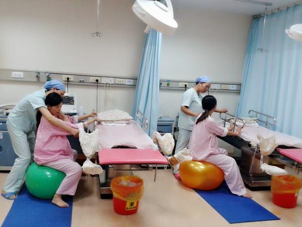 实拍助产士的一天，产妇看完连说感谢，真不是每个人都能做到的