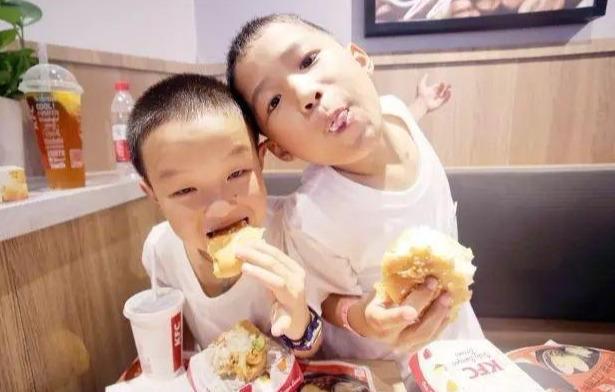儿科专家：这3种食物被查出致孩子性早熟，还不长个，家长别大意