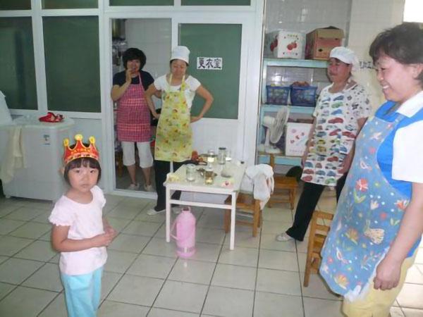孩子过生日，食堂阿姨吃了宝妈买的蛋糕，大家居然都说好