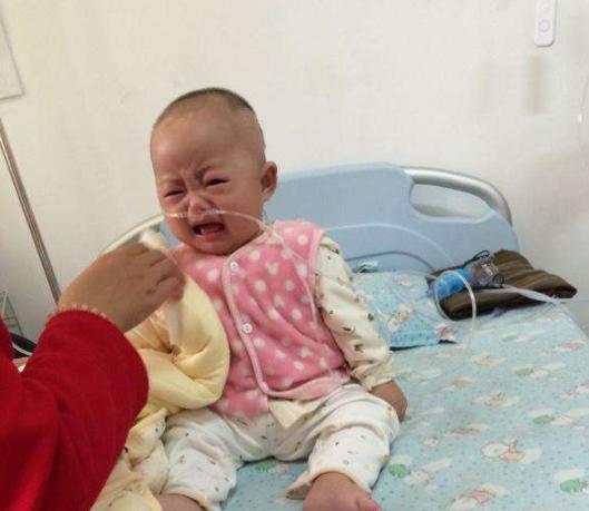 不吃肉就没营养？2岁女娃肾上长结石，医生告诫：这2种辅食少碰