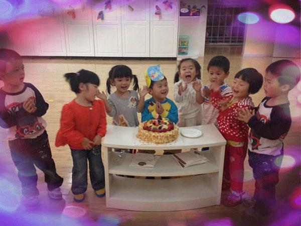 孩子过生日，食堂阿姨吃了宝妈买的蛋糕，大家居然都说好