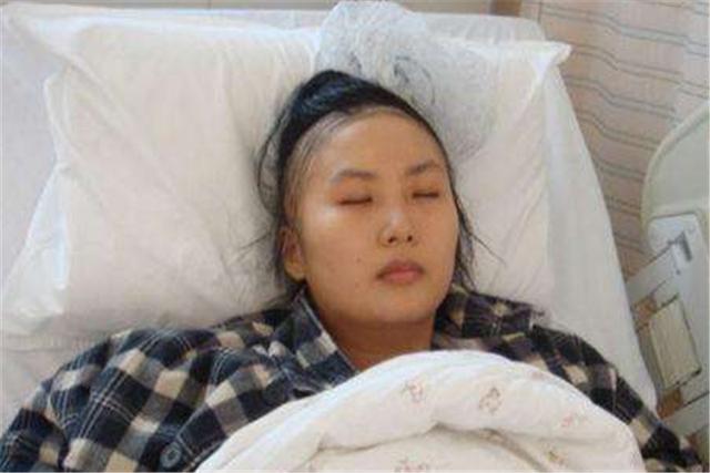 女子产后担心掉头发，30天未洗头，却导致恶露增多还患上头皮炎？