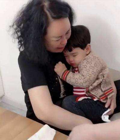明明跟姥姥长大却更喜欢奶奶，4岁女孩说的原因，让妈妈扎心了