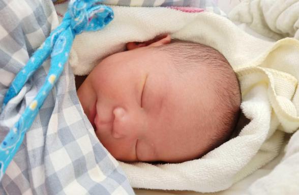 宝宝出生没有哭，反而嘴角还有微笑，婆婆看到后直接一掌扇向孩子