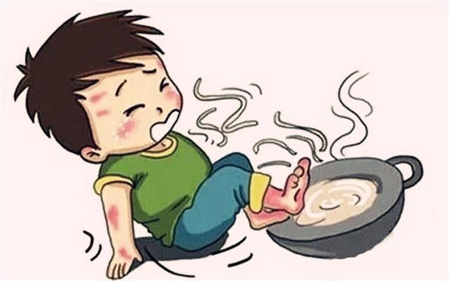 3岁孩子被刚煮熟的粥烫伤，妈妈紧急处理的方式，医生举起大拇指