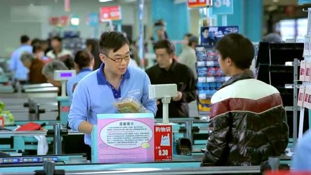 结账后发现孩子偷拿了个玩具，3位爸爸的不同做法，10年后分高下