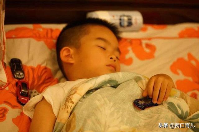 宝宝“恋物癖”是什么原因导致？知道原因后，忍不住心疼他