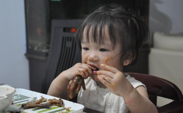 5岁前，一定管住孩子的嘴，医生奉劝：这4种食物，小孩越吃越伤