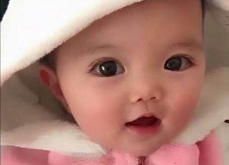22岁宝妈说自己生了个“假娃娃”，网友狂赞，这娃长大了不得