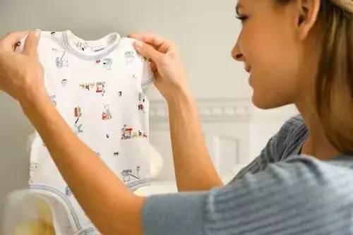 宝宝的衣服、鞋子、玩具都越少越好？原来是因为这样